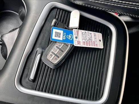 Used 2024 Chrysler Pacifica Touring-L FWD image 12