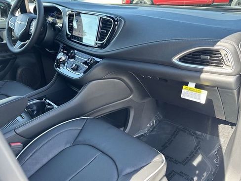 New 2026 Chrysler Pacifica Limited image 13