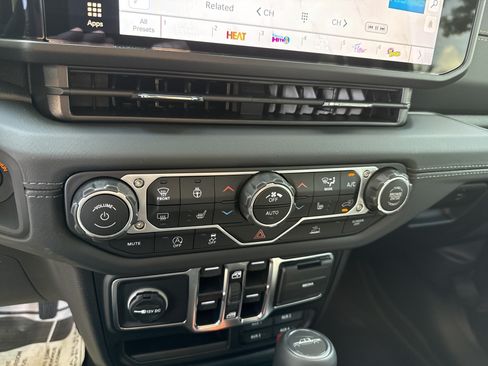 New 2025 Jeep Gladiator Sport AWD/4WD image 22