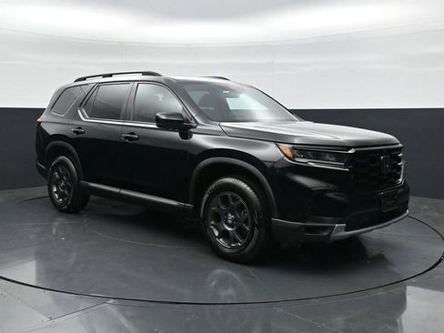 Used 2025 Honda Pilot TrailSport image 3