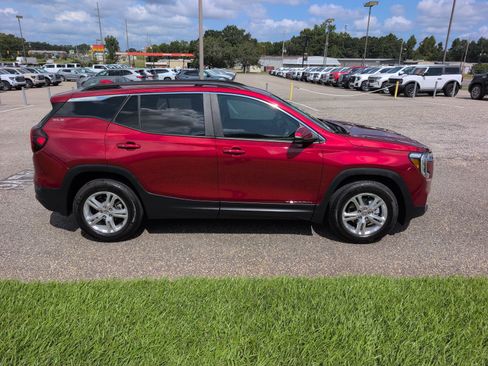 Used 2024 GMC Terrain SLE w/ Driver Convenience Package FWD image 9