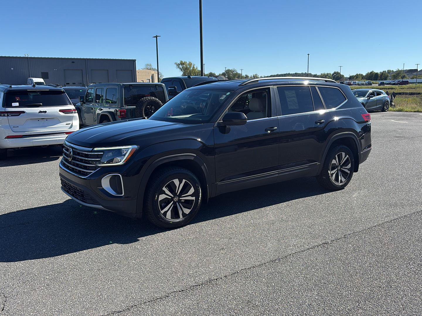 Used 2024 Volkswagen Atlas SE AWD/4WD image 2