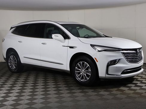 Used 2024 Buick Enclave Premium image 2