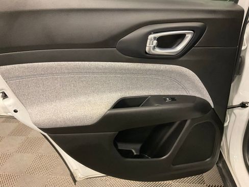 Used 2024 Jeep Compass Latitude image 32