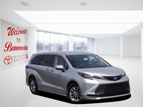 Used 2024 Toyota Sienna LE FWD image 2