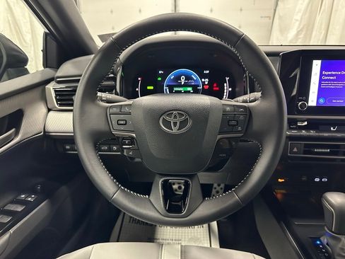 Used 2025 Toyota Camry SE image 18