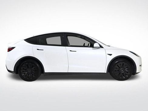 Used 2024 Tesla Model Y 2WD image 6