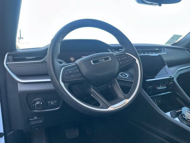 Used 2023 Jeep Grand Cherokee Altitude AWD/4WD image 15