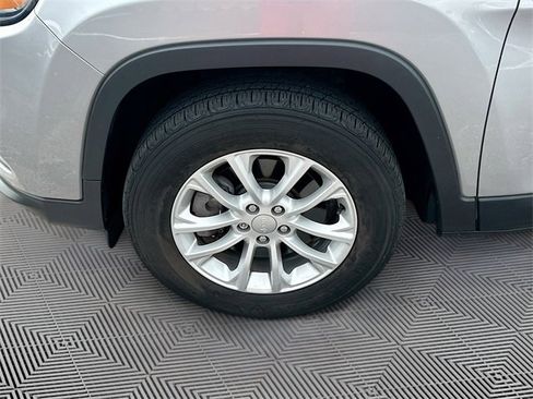 Used 2019 Jeep Cherokee Latitude w/ Cold Weather Group image 28