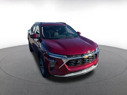 Used 2025 Chevrolet Trax LT image 3