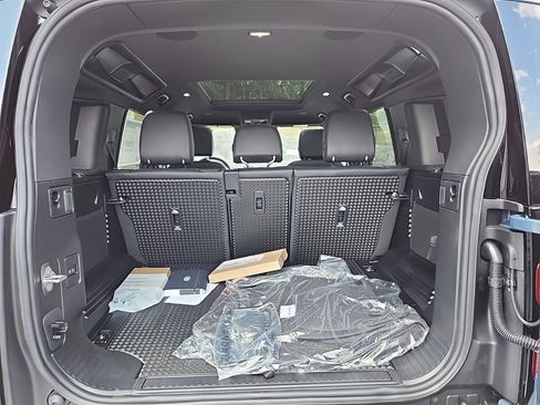 New 2024 Land Rover Defender 110 SE image 13