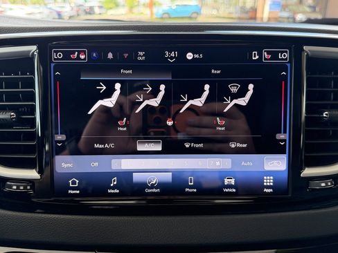 Used 2025 Chrysler Pacifica Select FWD image 17