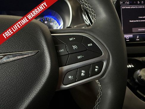 Used 2023 Chrysler Pacifica Touring-L FWD image 39