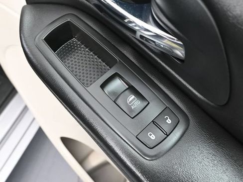 Used 2013 Dodge Grand Caravan SXT FWD image 42