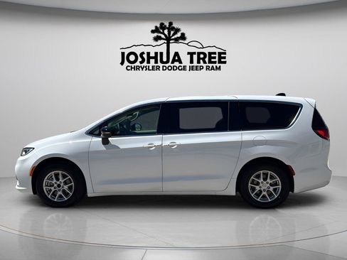 Used 2024 Chrysler Pacifica Touring-L FWD image 4