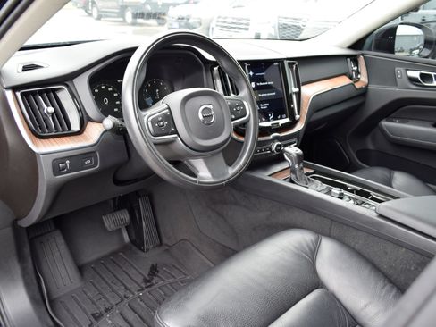 Used 2021 Volvo XC60 T5 Momentum w/ Premium Package FWD image 15