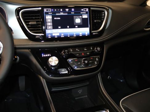 Used 2026 Chrysler Pacifica Limited FWD image 41