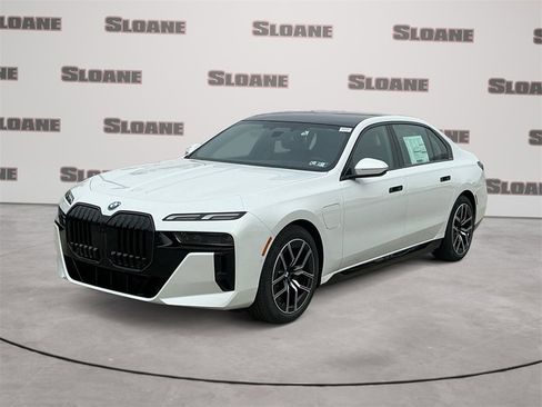 New 2026 BMW 750e xDrive image 1