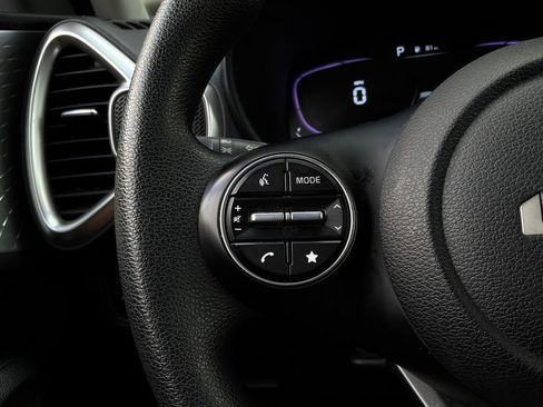 Used 2025 Kia Soul LX w/ LX Technology Package FWD image 31