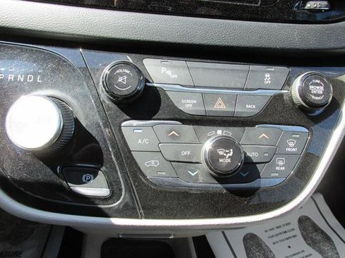 Used 2017 Chrysler Pacifica Touring-L FWD image 13