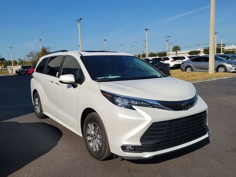 New 2026 Toyota Sienna XLE image 2
