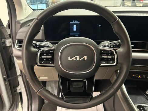 Used 2025 Kia Carnival EX FWD image 12