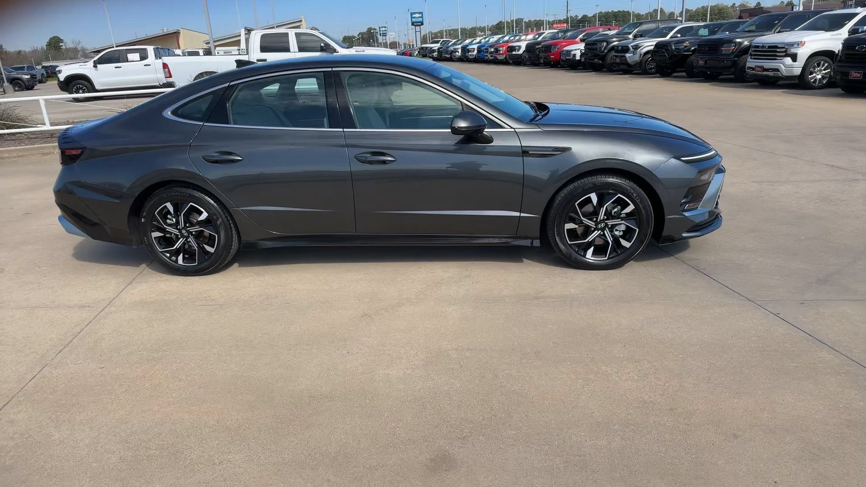 Used 2025 Hyundai Sonata SEL FWD image 2