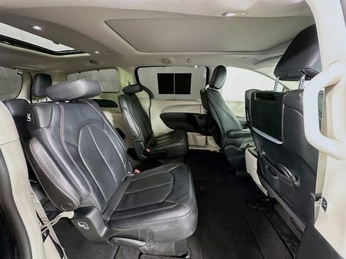 Used 2018 Chrysler Pacifica Touring-L Plus w/ Tire & Wheel Group FWD image 28