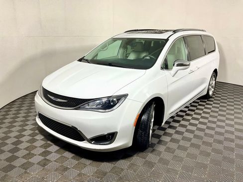 Used 2020 Chrysler Pacifica Limited FWD image 11