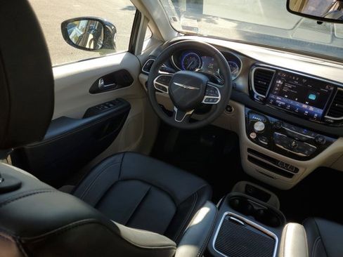 Used 2024 Chrysler Pacifica Touring-L image 23