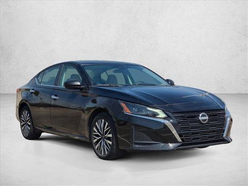 Used 2025 Nissan Altima 2.5 SV FWD image 3