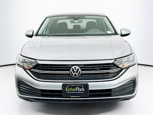 Used 2024 Volkswagen Jetta SE image 2