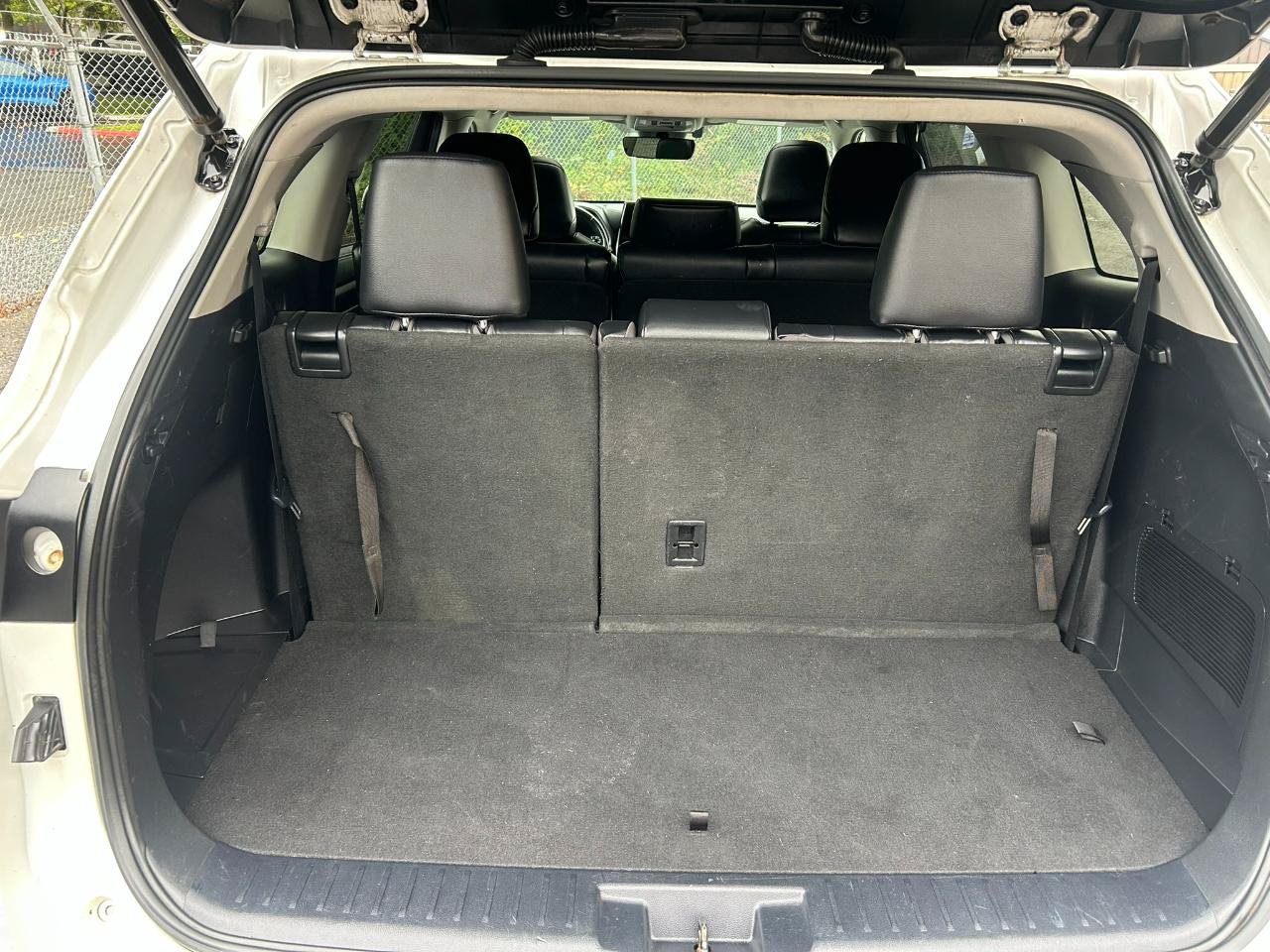 Used 2020 Toyota Highlander XLE AWD/4WD image 19