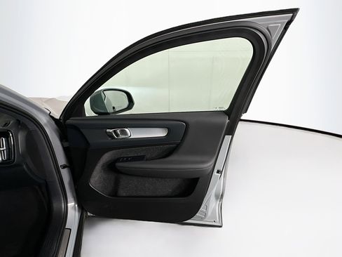 Used 2025 Volvo XC40 B5 Core image 32