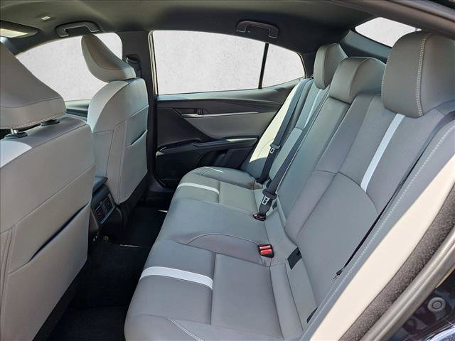 Used 2025 Toyota Camry SE w/ Convenience Package FWD image 16