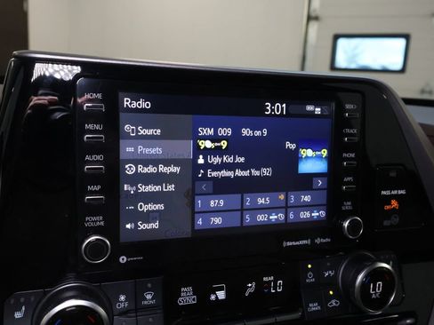 Used 2021 Toyota Highlander XLE AWD/4WD image 28