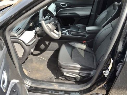 Used 2024 Jeep Compass Latitude image 17