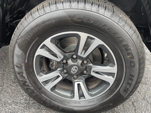 Used 2018 Toyota Tacoma TRD Sport image 10