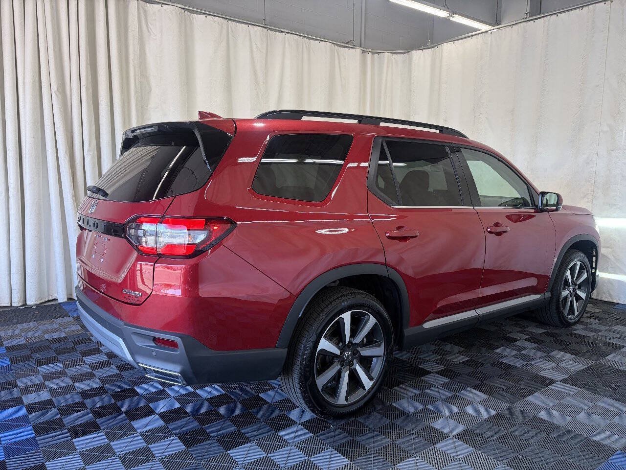 Used 2025 Honda Pilot Touring image 6