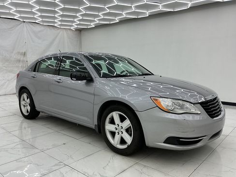 Used 2014 Chrysler 200 LX FWD image 3