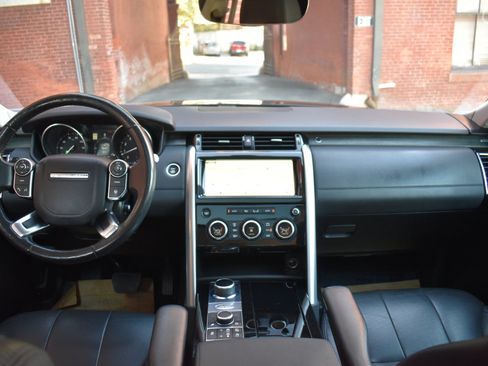 Used 2017 Land Rover Discovery HSE image 27