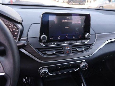 Used 2024 Nissan Altima 2.5 SV image 14