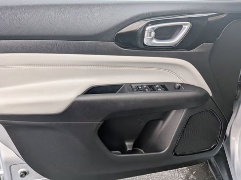 Used 2025 Jeep Compass Limited image 11