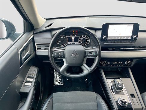 Used 2024 Mitsubishi Outlander SE image 24