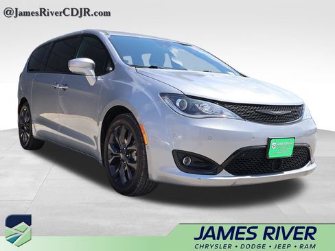 Used 2019 Chrysler Pacifica Touring Plus w/ Advanced Safetytec Group FWD image 6