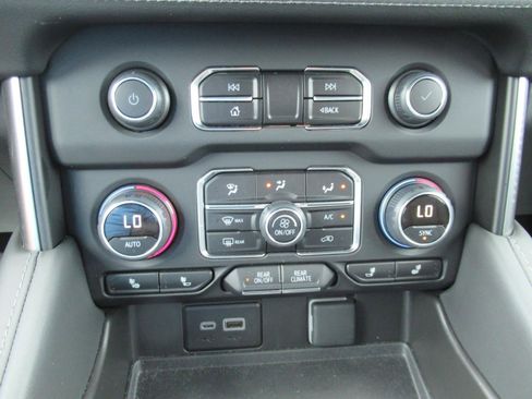 Used 2024 Chevrolet Suburban Z71 w/ Luxury Package AWD/4WD image 25