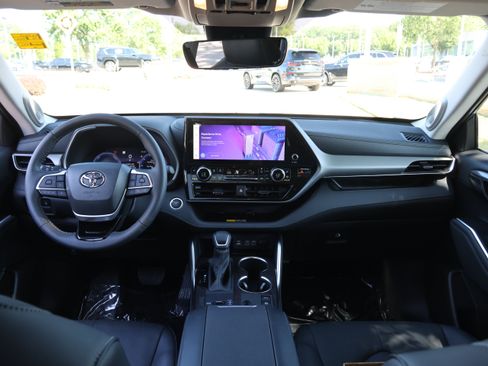 Used 2026 Toyota Highlander Limited AWD/4WD image 16