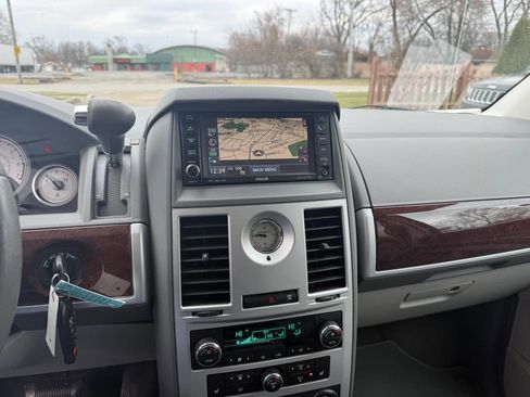 Used 2010 Chrysler Town & Country Touring image 14