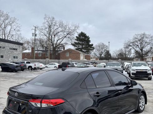 Used 2022 Toyota Corolla LE image 3