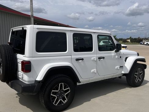 Used 2025 Jeep Wrangler Unlimited Sahara AWD/4WD image 3